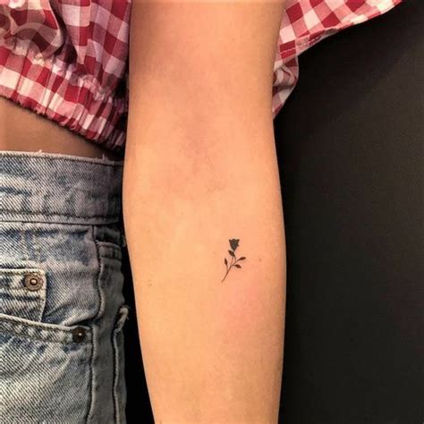 tatuajes pequeos en el pecho mujer|Tatuajes pequeños en el pecho para mujer: + 40 diseños。